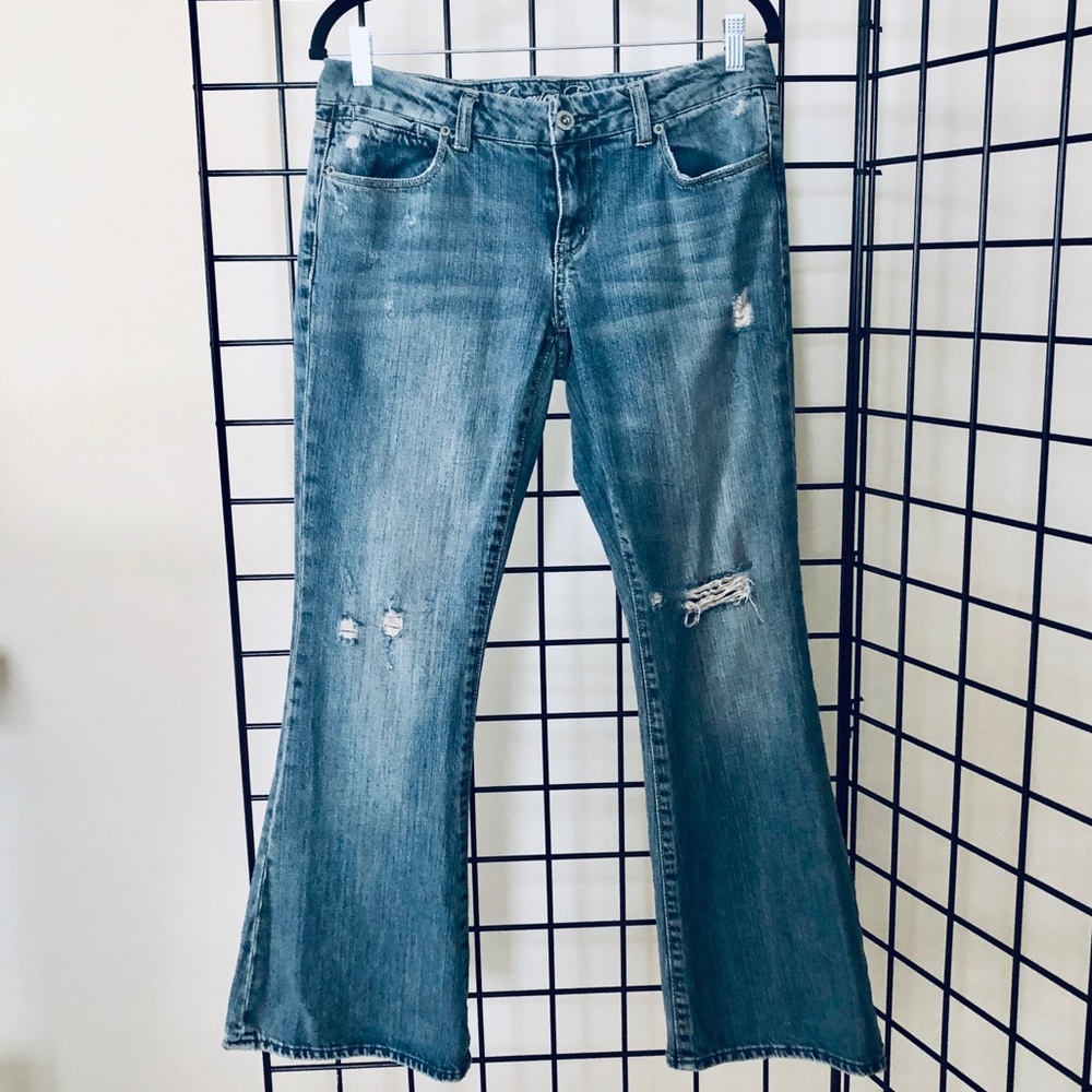 American Eagle Distressed Flare Jeans. 8 Short.
